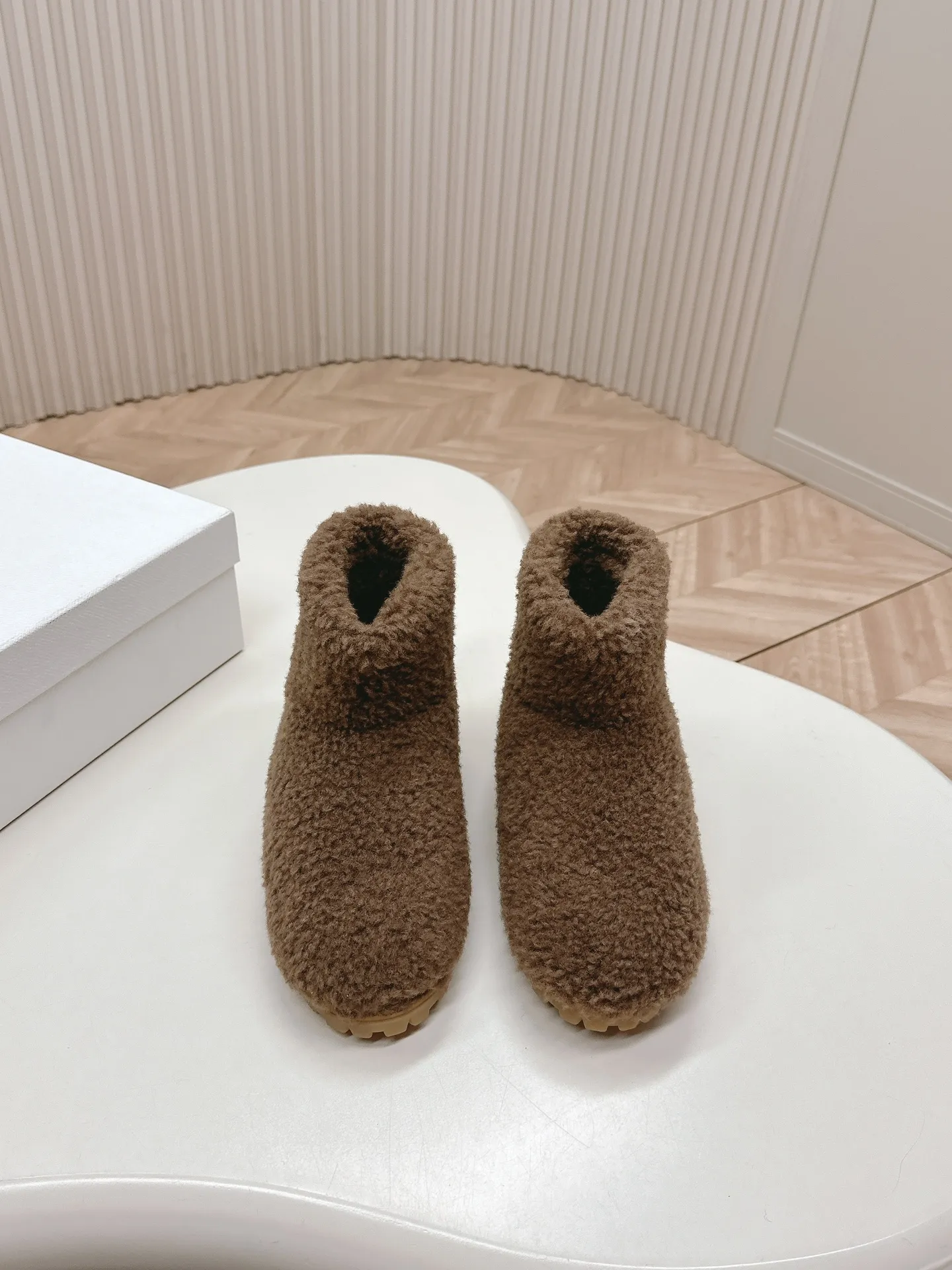 👟👟Ex-factory price 560👟👟 Prada prada24 autumn and winter furry short boots snow boots． The classic triangle buckle is comfortable, cute, cute, fashionable, elegant and versatile. The wool is comfortable and soft, awakening the warmth of autumn and winter. Let you walk comfortably from morning to night. You can easily manage the changing seasons. Wool, original outsole! 35-40 yards